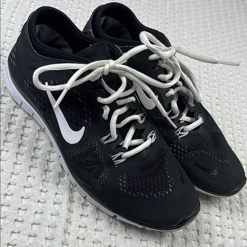 Nike Free Ladies Size 7-1/2 Black & White Running Shoes Pre Owned